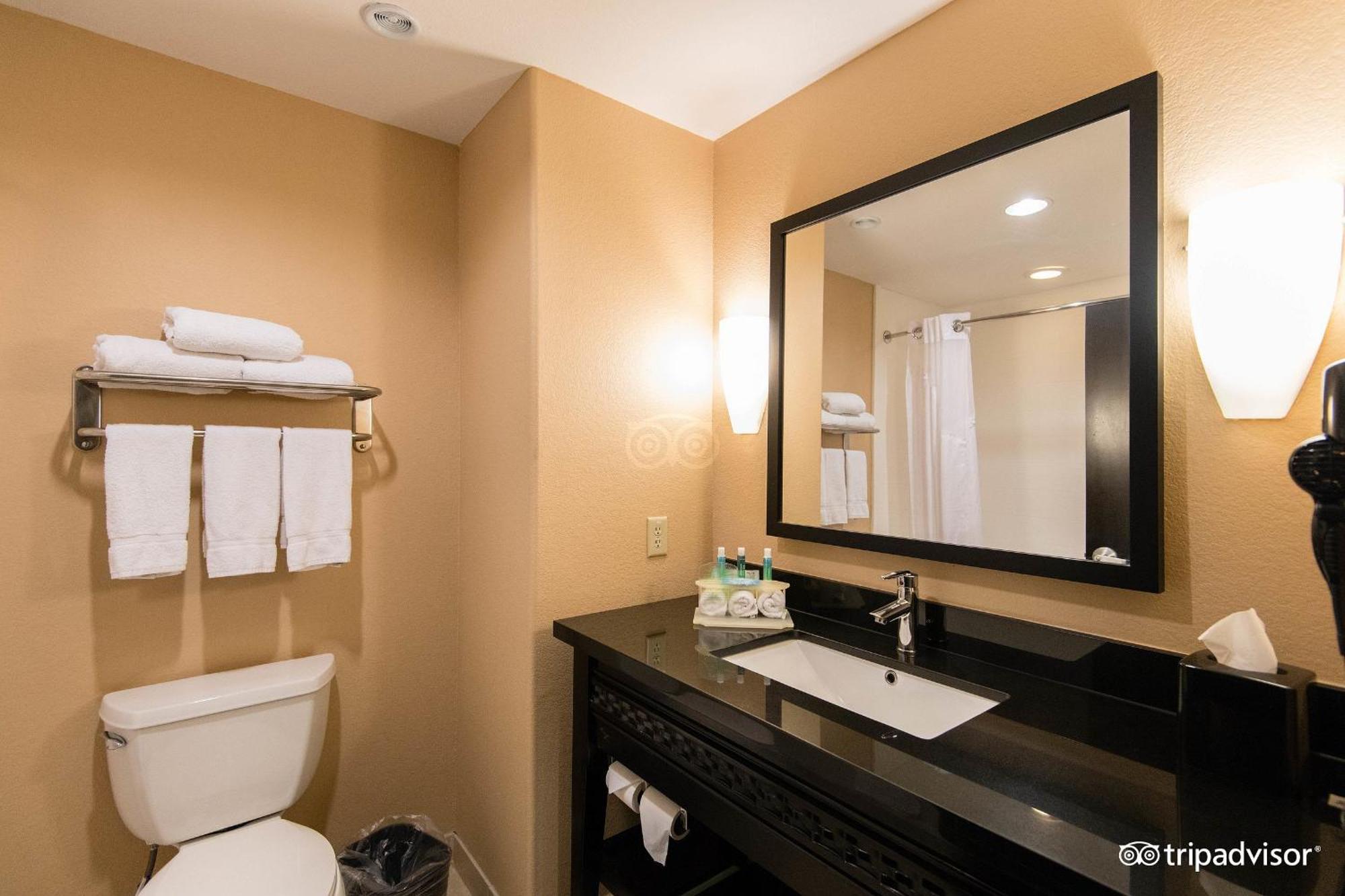 Comfort Inn & Suites Dallas Medical-Market Center Ngoại thất bức ảnh